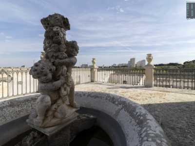 Da questo ambiente si accede a un grazioso terrazzino con un�elegante fontana in pietra, abbellita da due scherzosi putti